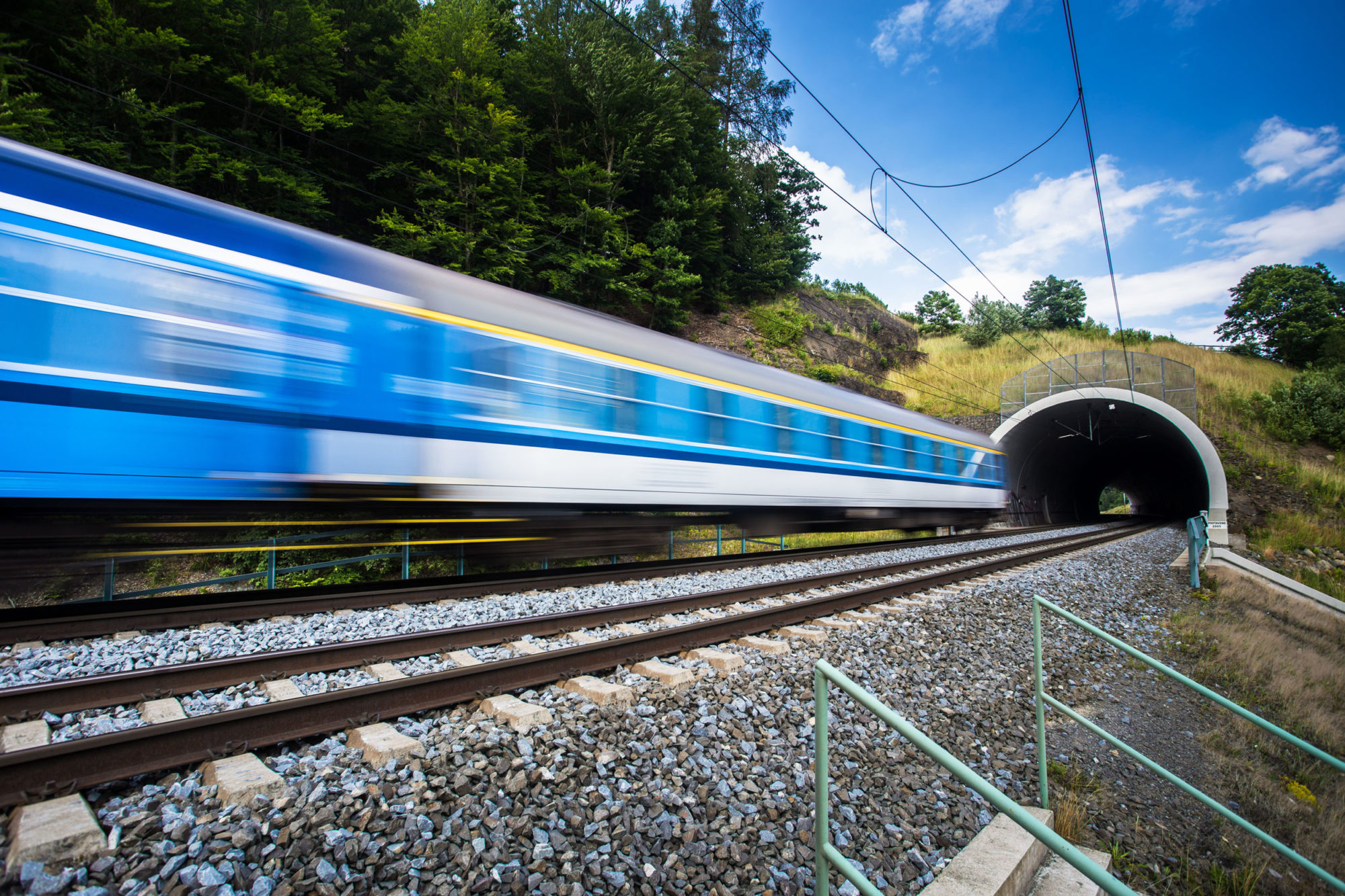 Tåg i hög hastighet påväg in i en tunnel.