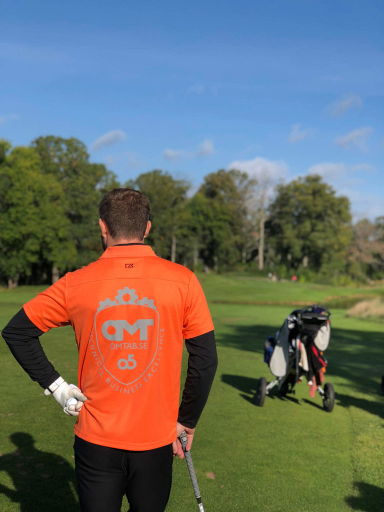 Person in OMT-shirt on golf course